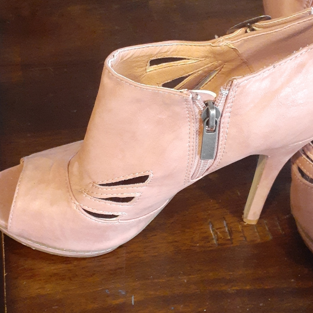 Heels - Picture 4 of 4